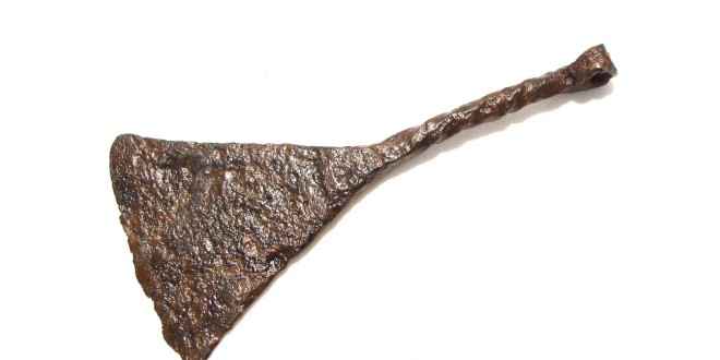 Rasoio romano in ferro datato tra il I e il V secolo d.C.