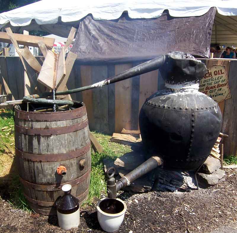 Distillatore per birra di betulla al festival tradizionale di Kutztown, Pennsylvania