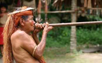Un membro della tribù amazzonica Yagua dimostra l'utilizzo di una cerbottana. Credits: JialiangGao