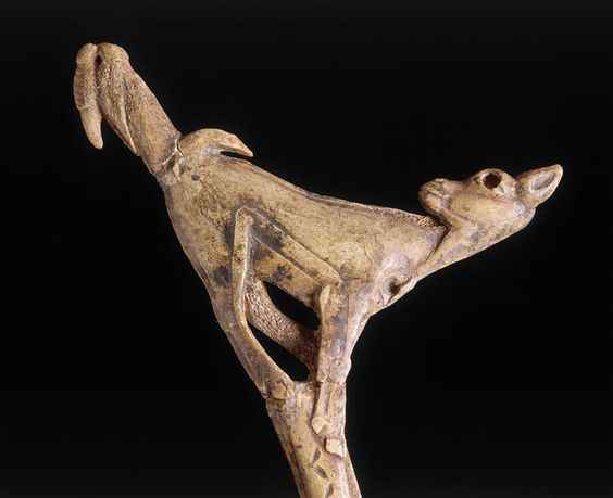 Propulsore in corno decorato con un stambecco che partorisce, scoperto nelle grotte di Mas d'Azil, Francia, e risalente a circa 14.000 anni fa